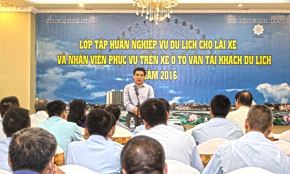Giám đốc Sở Du lịch Hà Nội Đỗ Đình Hồng phát biểu tại Lễ khai giảng